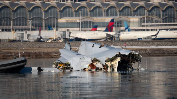 Vojenský vrtulník se s letem American Airlines srazil u Reaganova letiště ve Washingtonu minulou středu