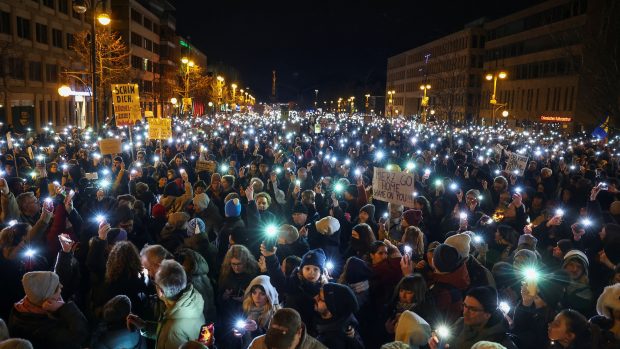 Protest v Berlíně proti migračním plánům lídra CDU/CSU a hlavního kandidáta na kancléře Friedricha Merze a krajně pravicové strany Alternativa pro Německo (AfD)