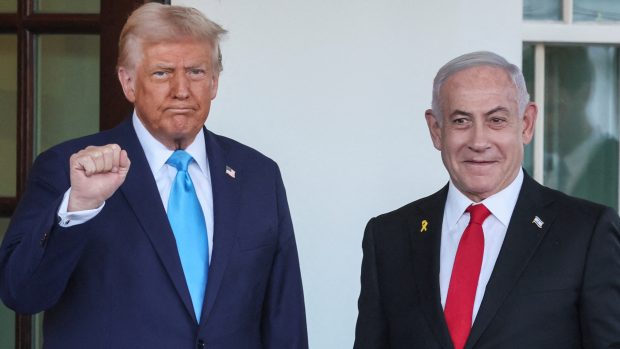 Kontrolu nad Pásmem Gazy zničeným válkou palestinského Hamásu proti Izraeli by mohly přejmout Spojené státy. Myšlenku vyslovil americký prezident Donald Trump (vlevo) po jednání s izraelským premiérem Benjaminem Netanjahuem