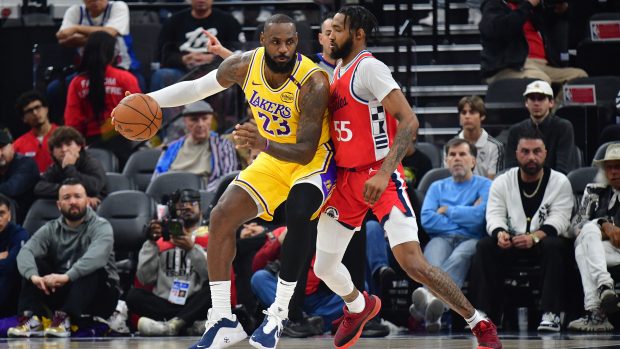 LeBron James z Los Angeles Lakers v souboji s Derrickem Jonesem Jr. z konkurenčních Clippers