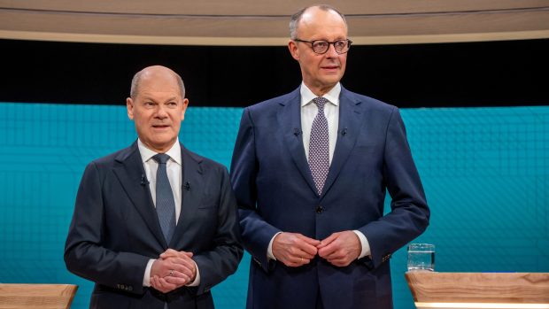 Německý sociálnědemokratický kancléř Olaf Scholz a předák opoziční konzervativní unie CDU/CSU Friedrich Merz se střetli v nedělní debatě