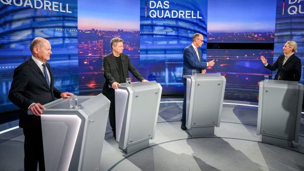 Televizní debata kandidátů na německého kancléře. Zleva Olaf Scholz, Robert Habeck, Friedrich Merz a Alice Weidelová