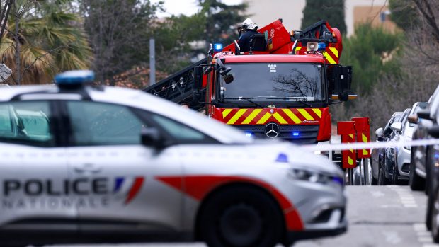 Muže policie obvinila z poškozování cizí věci a z nedovolené výroby výbušnin