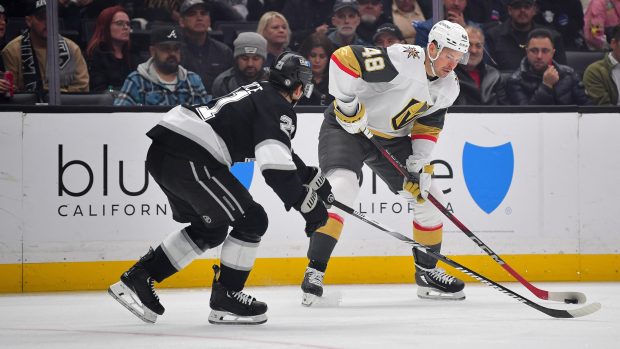 Centr Vegas Golden Knights Tomáš Hertl (48) s obráncem Los Angeles Kings Jordanu Spenceovi (21) během první třetiny v Crypto.com Areně