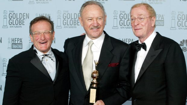 Gene Hackman (uprostřed) s Cenou Cecila B. DeMilla během předávání Zlatých glóbů v roce 2003. Kolem něj předávající herci Robin Williams (vlevo) a Michael Caine (vpravo)