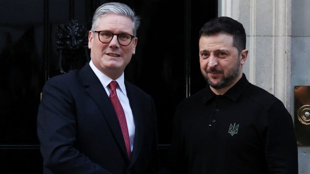 Britský premiér Keir Starmer se setkal s ukrajinským prezidentem Volodymyrem Zelenským na Downing Street v Londýně 1. března 2025, den před začátkem summitu o možnostech příměří pro Ukrajinu a evropské obraně