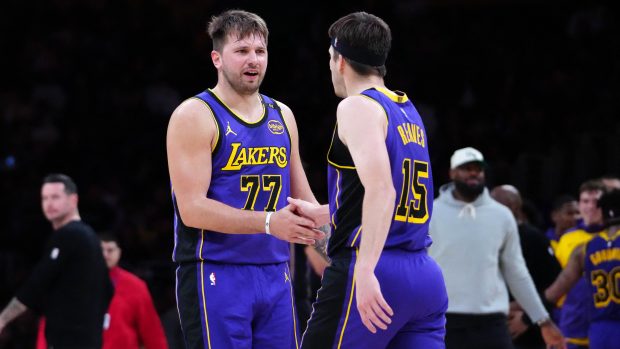 Luka Dončić a Austin Reaves v zápase Los Angeles Lakers