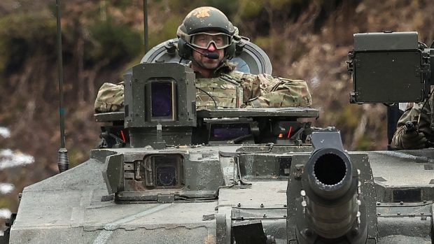 Britský princ William, princ z Walesu, se projíždí v tanku Challenger 2 při návštěvě výcvikového prostoru Merciánského pluku na vojenské základně Tapa v Estonsku, 21. března 2025