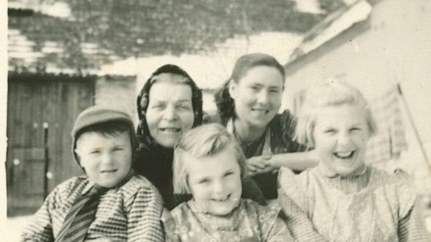 Babička a maminka Marie Pixové a děti po vystěhování 1955