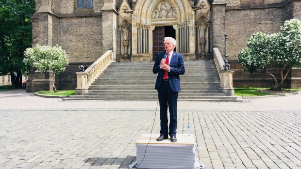 Politik a předseda Sdružení pro republiku – Republikánské strany Československa Miroslav Sládek řečnil na akci s názvem Protest proti lžím České televize.