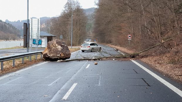 Kámen, který spadl na silnici z Hřenska ke státní hranici