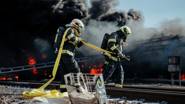 Zásah hasičů u požáru cisteren v Hustopečích nad Bečvou