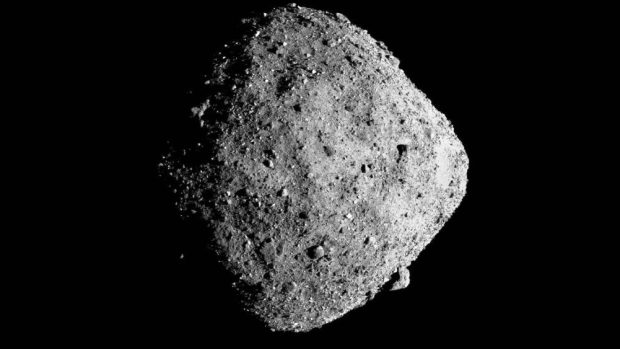 Tento mozaikový snímek planetky Bennu je složen z 12 PolyCam snímků, které 2. prosince pořídila sonda OSIRIS-REx ze vzdálenosti 24 kilometrů