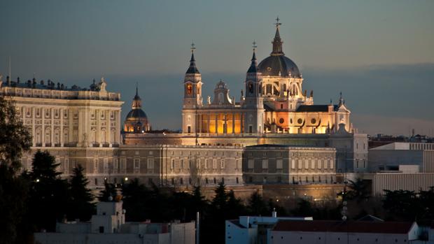 Katedrála Panny Marie Almudenské v centru Madridu