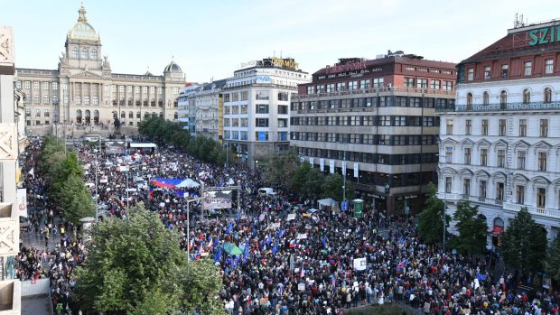 Oproti třem předchozím protestům, které se konaly vždy v pondělí a vrcholily na Staroměstském náměstí, se akce přesunula na Václavské náměstí