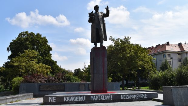 Pomalovaná socha maršála Ivana Koněva v Praze 6 Dejvicích