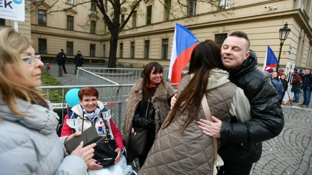 V pondělí ráno mezi demonstranty dorazil i organizátor protestů Jindřich Rajchl z neparlamentní strany PRO (Právo Respekt Odbornost)