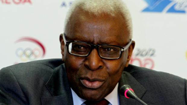 Bývalý prezident IAAF Lamine Diack byl obviněn z korupce a praních špinavých peněz.