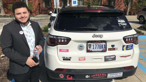 Republikán Kris před svým autem s nálepkami kampaně Donalda Trumpa