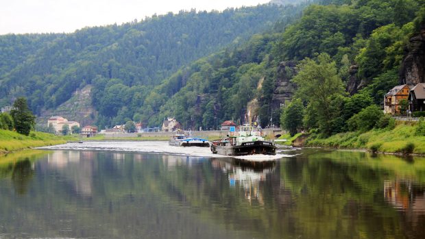 Ředitelství vodních cest plánuje podpořit rekreační plavbu po Labi. Chystá se postavit 10 nových přístavišť a mol od Roudnice nad Labem po Hřensko. Právě ve Hřensku (na snímku) se dostalo do sporut se správu Národního Parku České Švýcarsko