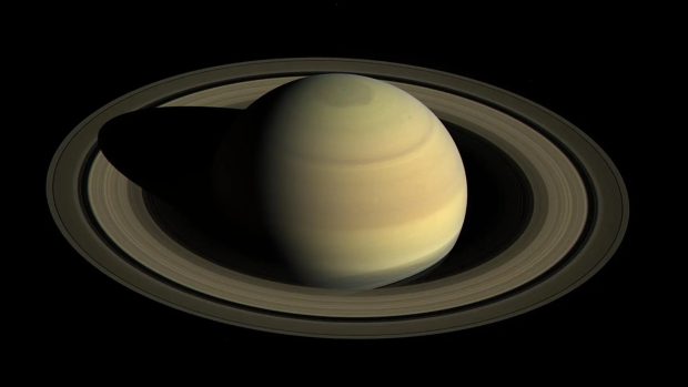 Snímek z dubna 2016, kdy sonda Cassini skenovala Saturn a jeho prstence. Pořídila při tom tři sady červených, zelených a modrých snímků