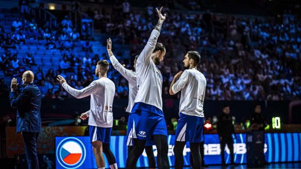 Čeští basketbalisté zdraví fanoušky O2 areny