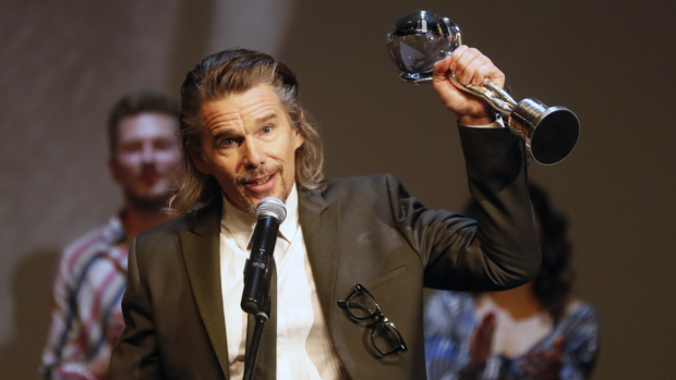 Americký herec Ethan Hawke převzal Křišťálový glóbus od prezidenta festivalu