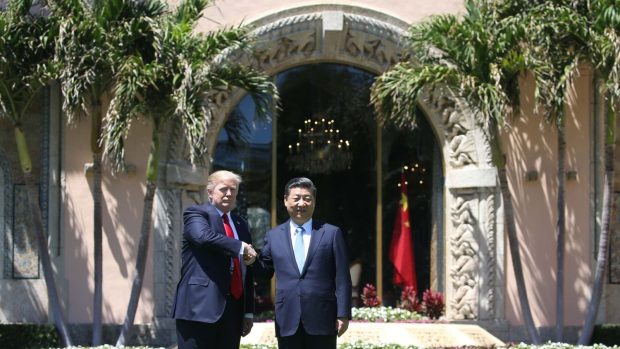 Americký prezident Donald Trump a čínský prezident Si Ťin-pching před luxusní rezidencí Mar-a-Lago.