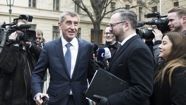 Andrej babiš před Úřadem vlády