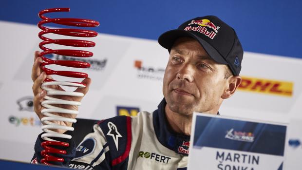 Martin Šonka s nezvyklou trofejí za vítězství v Rakousku