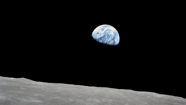 Apollo 8, první pilotovaná mise na Měsíc, vstoupilo na oběžnou dráhu Měsíce na Štědrý den 24. prosince 1968. Velitel Frank Borman, pilot velitelského modulu Jim Lovell a pilot lunárního modulu William Anders uskutečnili přímý přenos z oběžné dráhy Měsíce, v němž ukázali snímky Země a Měsíce, jak je viděli z kosmické lodi