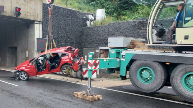 Auto, jeho řidič se snažil ujet před policisty při přeshraničním pronásledování