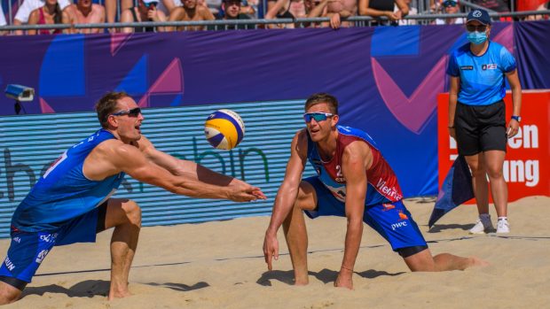 Čeští beachvolejbalisté Ondřej Perušič (vlevo) a David Schweiner (archivní foto)