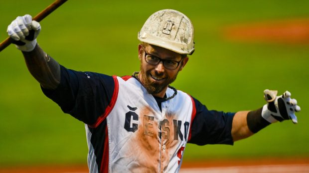 Baseballista Eric Sogard se raduje z homerunu v utkání proti Řecku