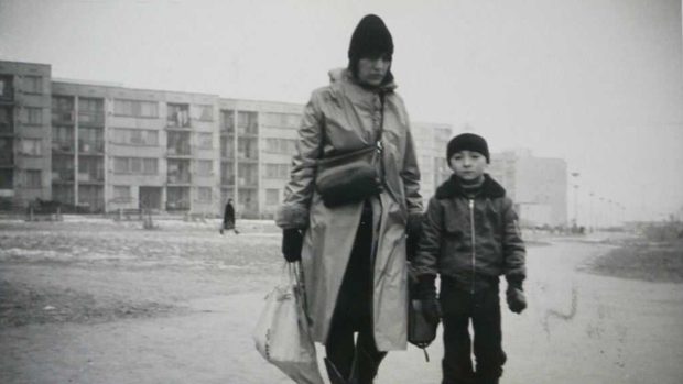 Suzette Hejdová se synem Tomášem v polovině 80. let na fotografii ze sledovací akce StB