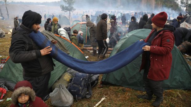 Provizorní tábor v Bělorusku v blízkosti polské hranice