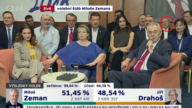 Tisková konference Miloše Zemana k výsledkům druhého kola prezidentské volby, vpravo šéf ČEZu Daniel Beneš