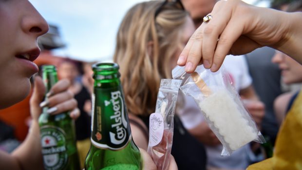 Berlíňané se zmrzlinou obsahující alkohol. SchleckDruff, vyrábí zmrzlinu s čerstvým ovocem a alkoholem a prodává ji na velkých akcích a festivalech.