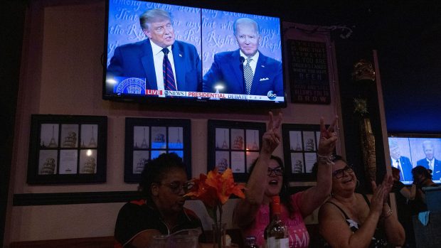 Trump s Bidenem mají za sebou první televizní debatu