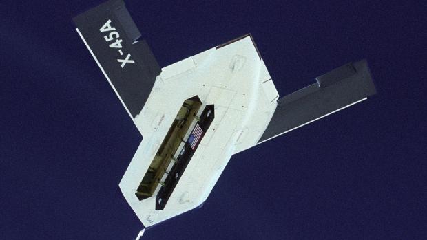 Boeing X-45, americký bojový bezpilotní letoun, který měl coby koncept předznamenávat novou generaci zcela autonomní vojenské letecké techniky.