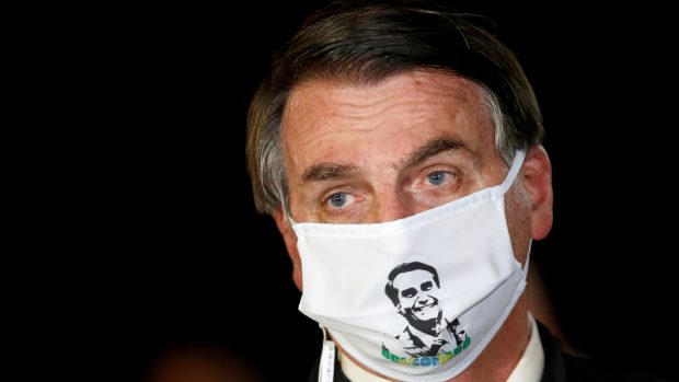 Brazilský prezident Jair Bolsonaro se dlouhodobě vymezoval vůči nošení roušek.