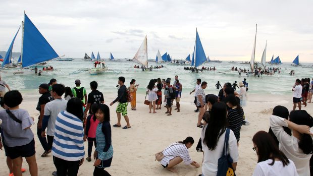 Turisté na pláži na ostrově Boracay