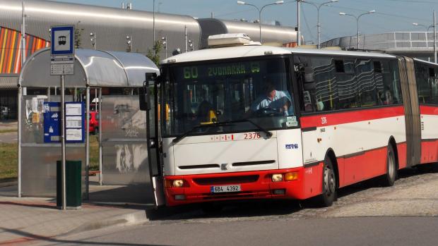 Městský autobus na zastávce Nemocnice Bohunice v Brně (foto z roku 2011)