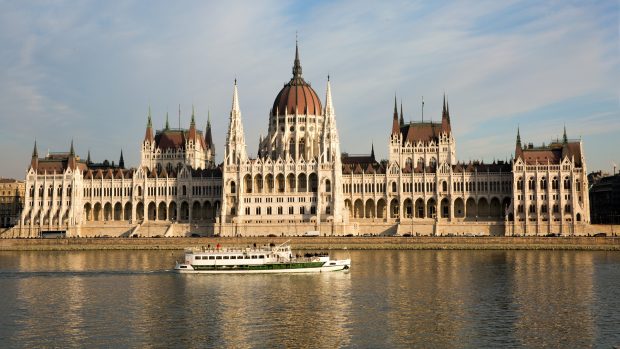 Parlament v Budapešti patří k turisty nejfotografovanějším památkám