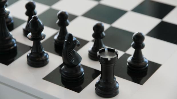 Dvojka českého šachového žebříčku podváděla na turnaji ve Francii. Igors  Rausis se radil s mobilem