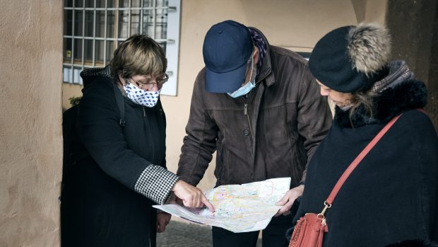 Turisté z Francie hledají cestu na zavřený Pražský hrad.