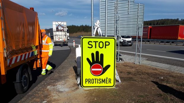 Stop v protisměru. Nové značky upozorňují na jízdu v protisměru po dálnici