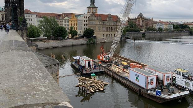 „Pilíře jsou podle našich průzkumů v dobrém stavu, stav ledolamů stojících před nimi se ale v posledních letech rychle zhoršoval,“ uvedl již dříve Jozef Sinčák, generální ředitel Technické správy komunikací, která má výměnu na starosti