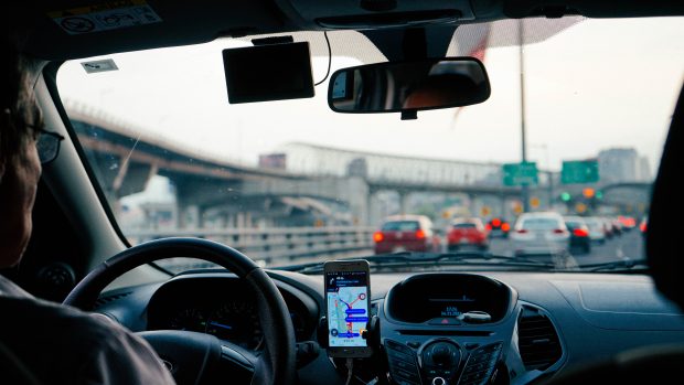 Taxikáři po vládě žádají razantní kroky vůči Uberu a Taxify.