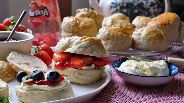 Devonshirská hustá smetana se více podobá máslu. Scones se servírují se smetanou a jahodovým džemem